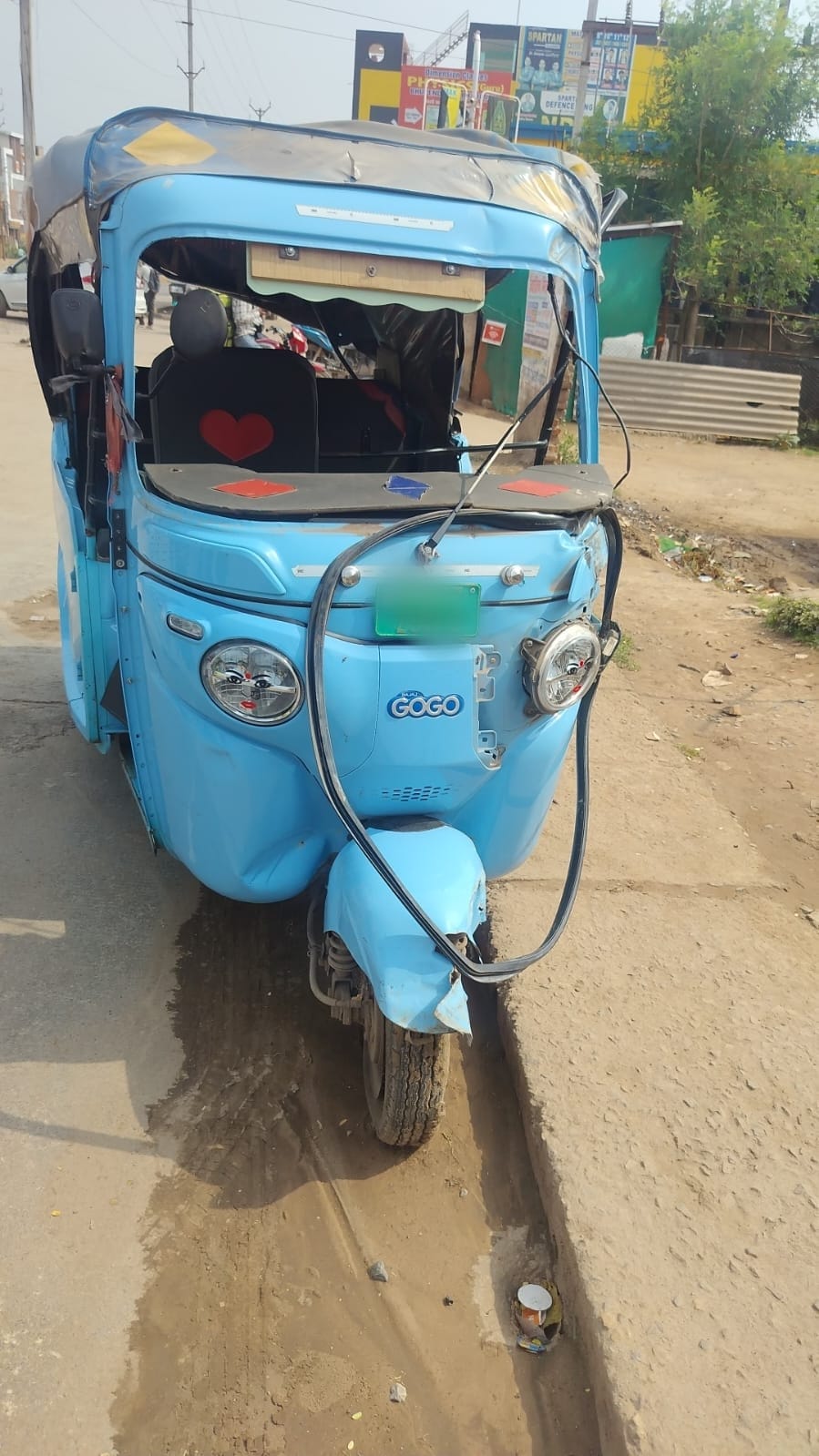 ग्वालियर थाना महराजपुर क्षेत्र में सवारी ऑटो डिवाइडर से टकराकर हुआ दुर्घटना ग्रस्त, दुर्घटना में घायल 06 व्यक्तियों को डायल-112 जवानों ने चिकित्सा वाहन की सहयता से पहुँचाया अस्पताल।
